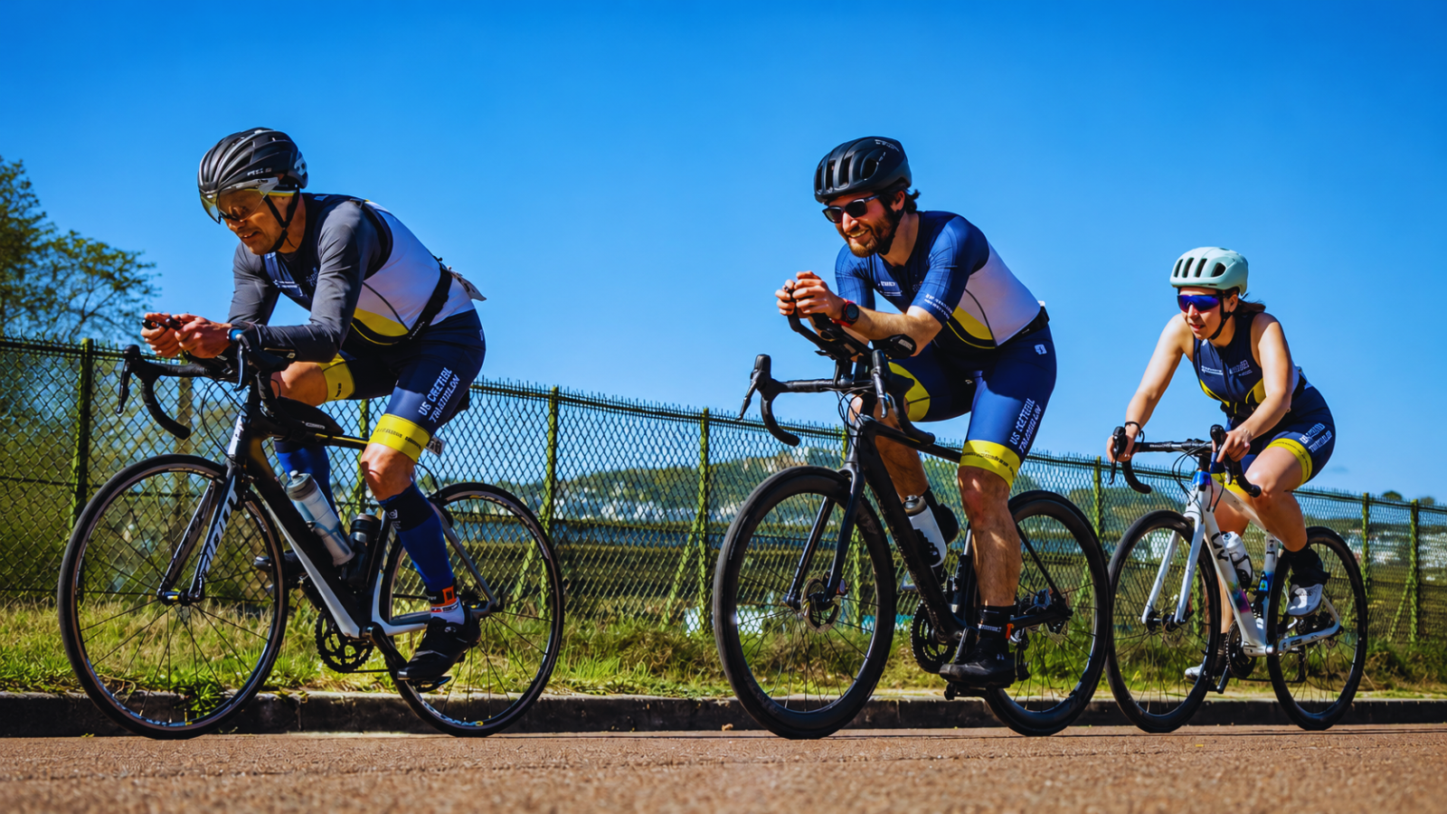 Triathlètes du club à vélo en compétition